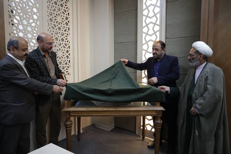رونمایی از نسخه خطی نفیس قرآن 299 ساله کتابخانه حرم رضوی
