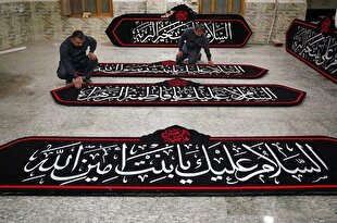 تهیه بنرهای ویژه ایام فاطمیه در کارگاه تطریز حرم امام علی (ع) + عکس