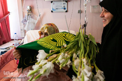 عیادت از بیماران توسط خادمین حرم امام رضا (ع)