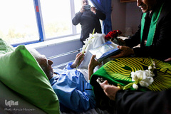 عیادت از بیماران توسط خادمین حرم امام رضا (ع)