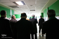 عیادت از بیماران توسط خادمین حرم امام رضا (ع)