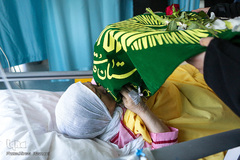 عیادت از بیماران توسط خادمین حرم امام رضا (ع)