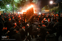 آیین مشعل گردانی نجفی‌های مقیم مشهد در شب تاسوعا‎
