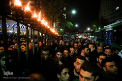 آیین مشعل گردانی نجفی‌های مقیم مشهد در شب تاسوعا‎
