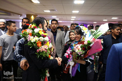 استقبال خواهر هادی اسفیدانی از وی 