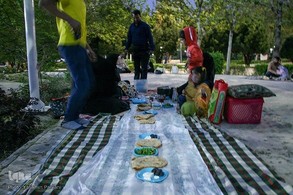 سفره های ساده افطار ـ پارک حجاب مشهد
