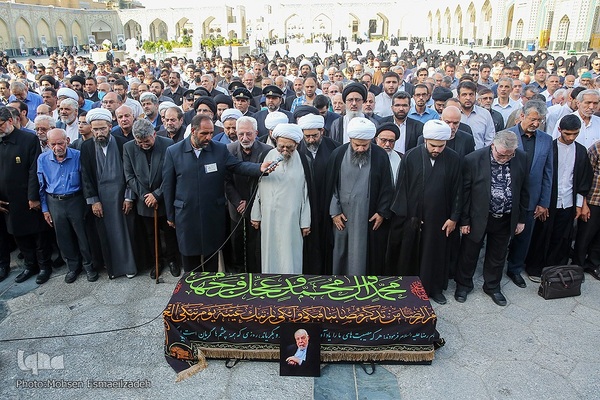 تشییع و خاکسپاری پیکر مرحوم مهدوی دامغانی در حرم مطهر رضوی
