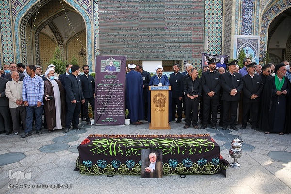 تشییع و خاکسپاری پیکر مرحوم مهدوی دامغانی در حرم مطهر رضوی
