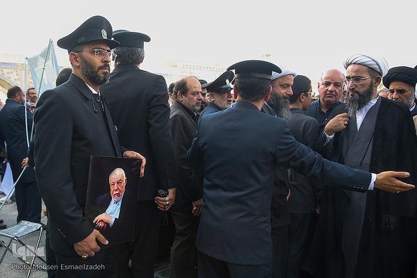 تشییع و خاکسپاری پیکر مرحوم مهدوی دامغانی در حرم مطهر رضوی
