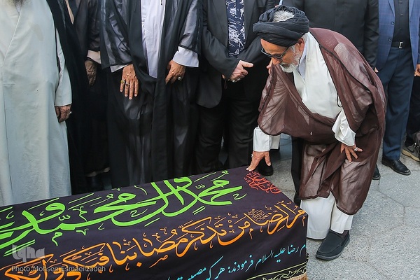 تشییع و خاکسپاری پیکر مرحوم مهدوی دامغانی در حرم مطهر رضوی
