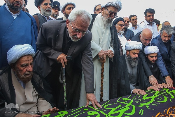 تشییع و خاکسپاری پیکر مرحوم مهدوی دامغانی در حرم مطهر رضوی
