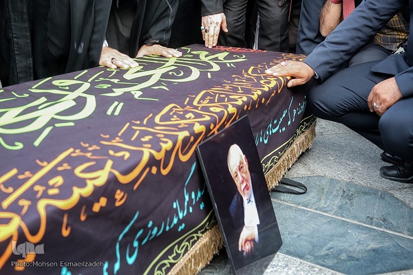 تشییع و خاکسپاری پیکر مرحوم مهدوی دامغانی در حرم مطهر رضوی
