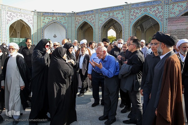 تشییع و خاکسپاری پیکر مرحوم مهدوی دامغانی در حرم مطهر رضوی
