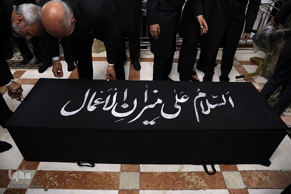 تشییع و خاکسپاری پیکر مرحوم مهدوی دامغانی در حرم مطهر رضوی
