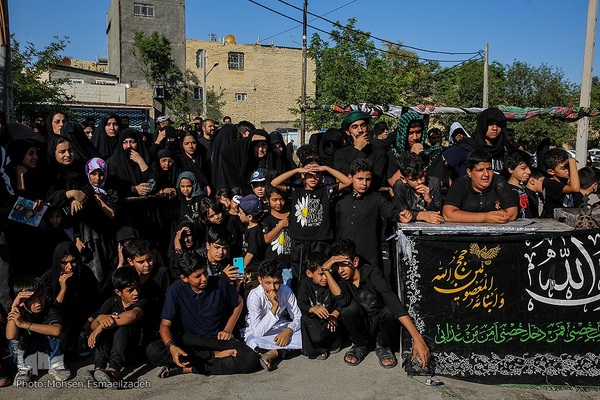 مراسم آیینی تعزیه خوانی و خیمه سوزان در مشهد
