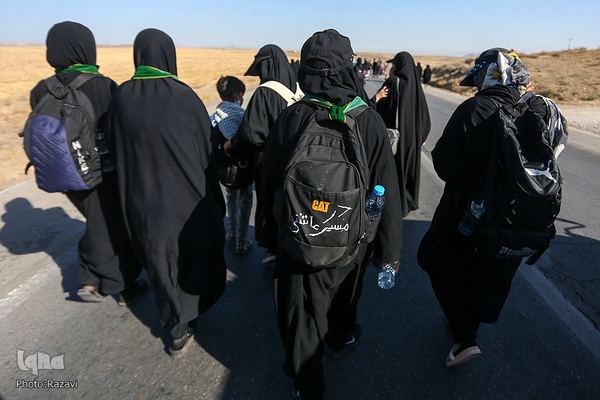 زائرین پیاده حضرت رضا(ع) در محور نیشابور به مشهد مقدس