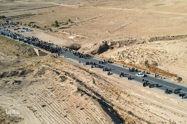 زائرین پیاده حضرت رضا(ع) در محور نیشابور به مشهد مقدس