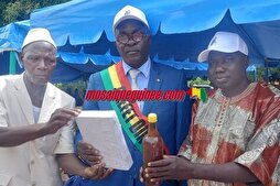 Guinée : un exemplaire du Coran offert au col. Mamadi Doumbouya