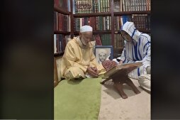 Lecture du Coran par un jeune marocain