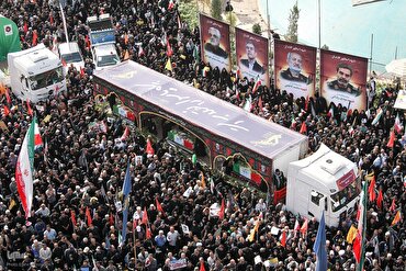 Napakaraming Tao ang Dumalo sa Prusisyon ng Libing para sa 'Mga Bayani ng Kapangyarihan ng Iran' sa Tehran