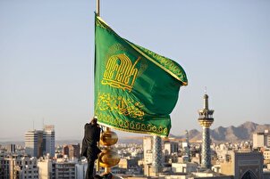 Таъвизи парчами сиёҳи гунбади ҳарами мутаҳҳари имом Ризо (а) бо шурӯъи моҳи Рабеул-Аввал